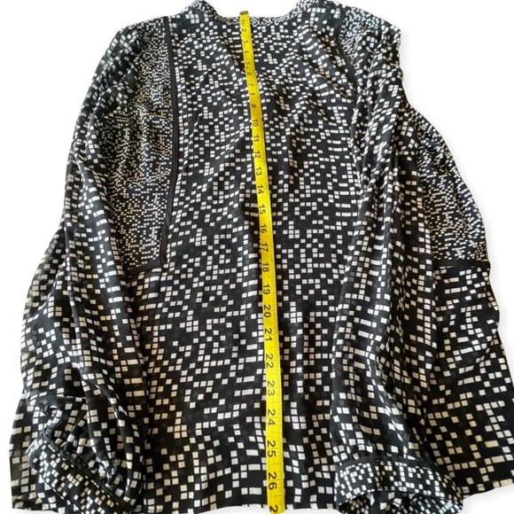 🌸4/$20🌸 Black and White Checkered Longsleeve V-Neck Blouse - Picture 9 of 11